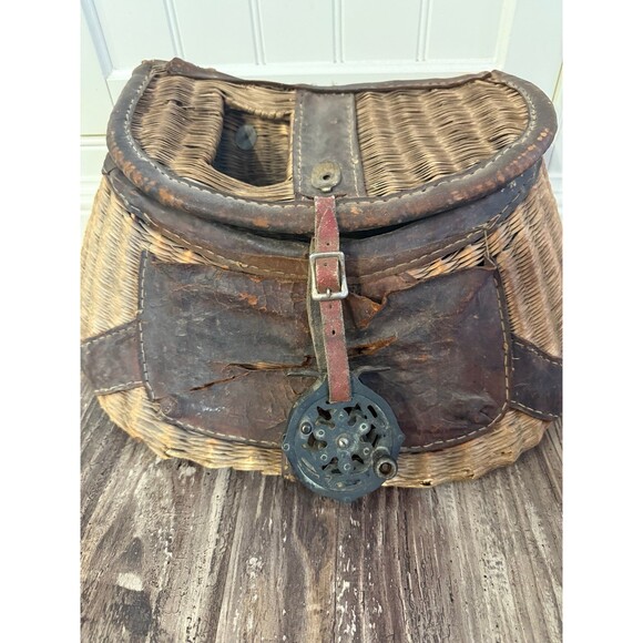 Rare VTG. 1950s Wicker w/ Leather Trim Fishing Creel w/ Antique Brass Fly Reel - Picture 2 of 8